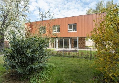 Hausansicht und Garten 