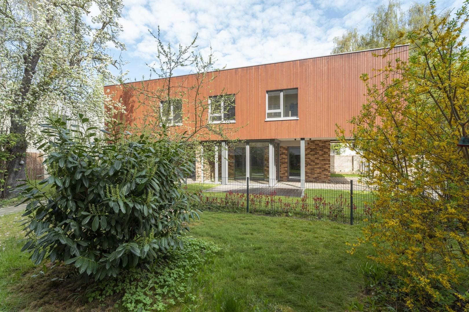 Hausansicht und Garten 