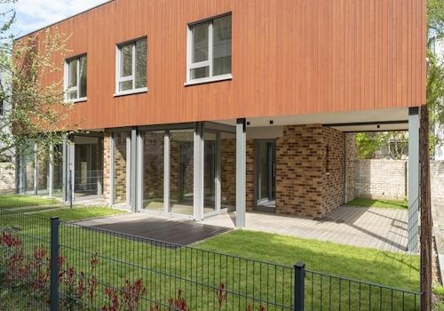 Hausansicht und Garten 