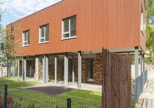 Hausansicht und Garten 