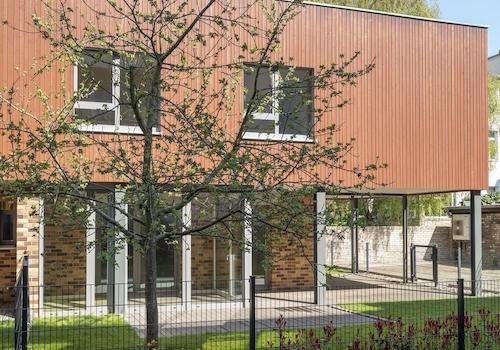 Hausansicht und Garten 