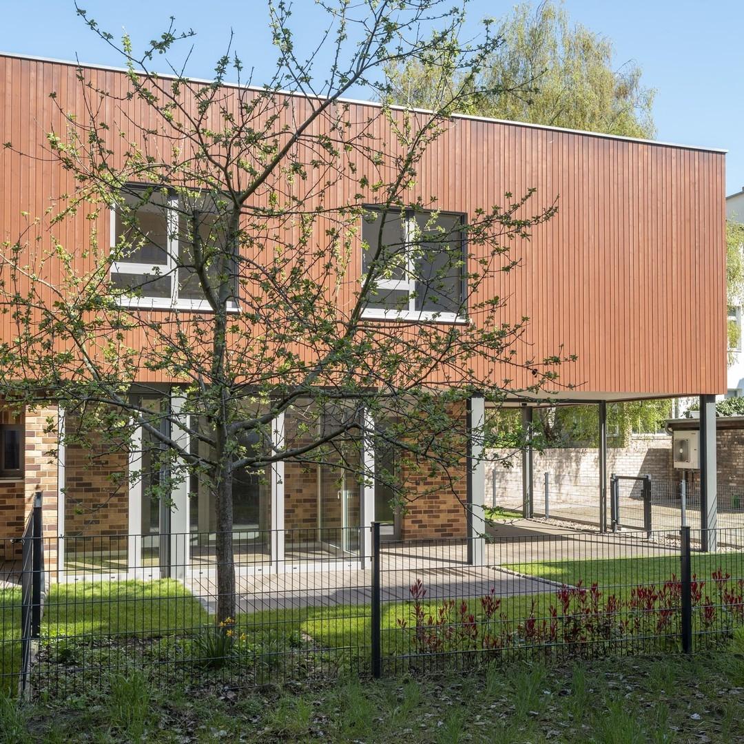 Hausansicht und Garten 