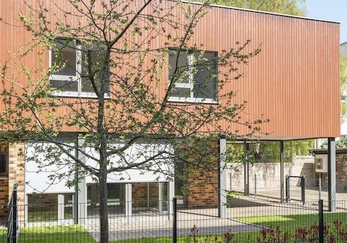 Hausansicht und Garten 