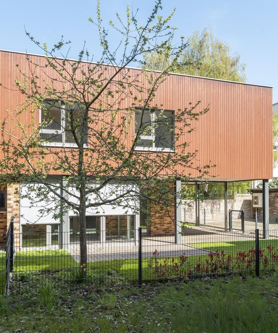 Hausansicht und Garten 