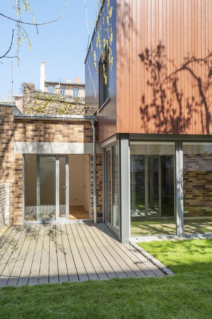 Hausansicht und Garten 