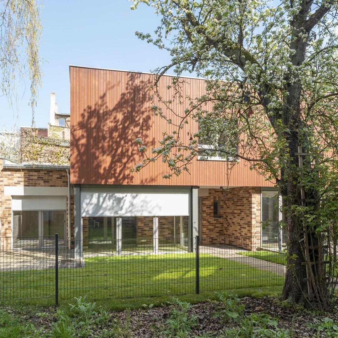 Hausansicht und Garten 
