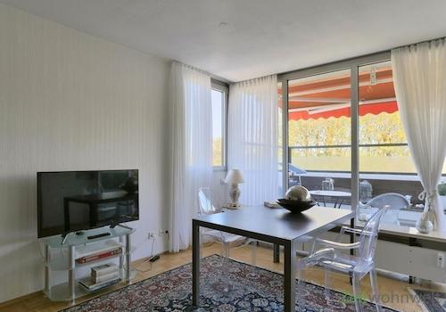 TV und Esstsich am Fenster