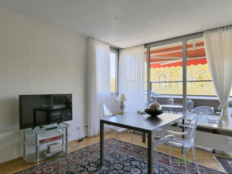 TV und Esstsich am Fenster