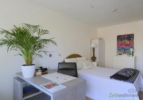 Blick vom Balkon ins Schlafzimmer