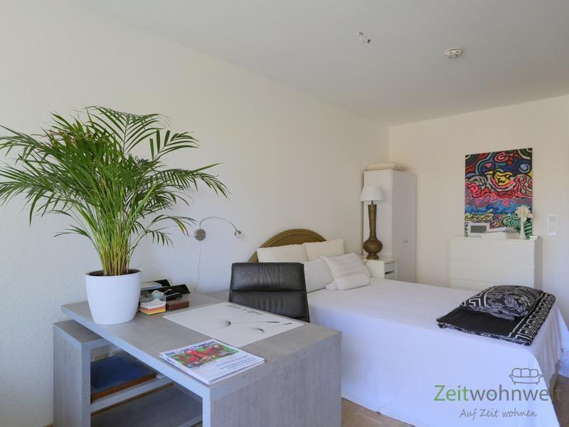 Blick vom Balkon ins Schlafzimmer