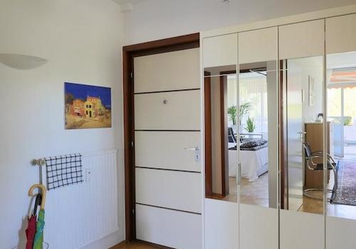 Wohnungsflur mit Garderobe