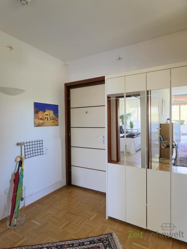 Wohnungsflur mit Garderobe