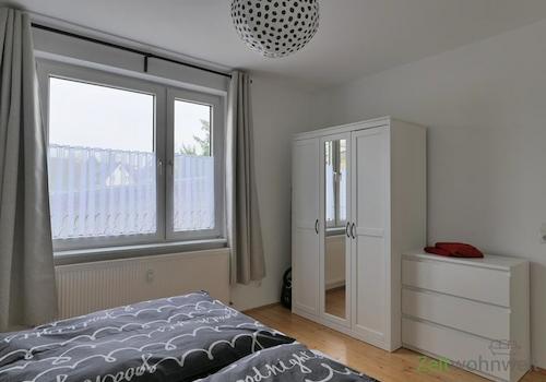 Kleiderschrank und Kommode