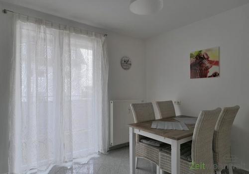 Esstisch vor dem Balkon