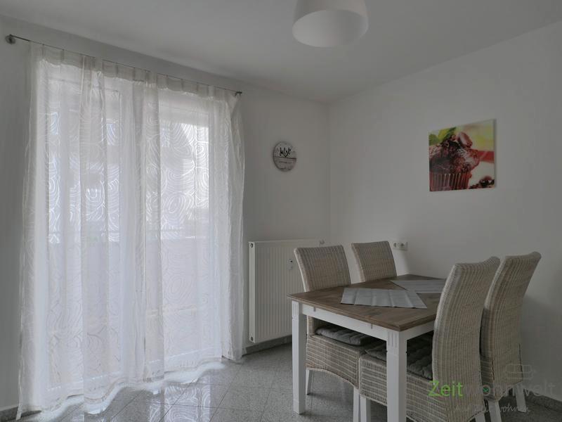 Esstisch vor dem Balkon