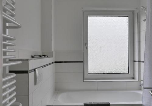 Wanne und Handtuchheizkörper