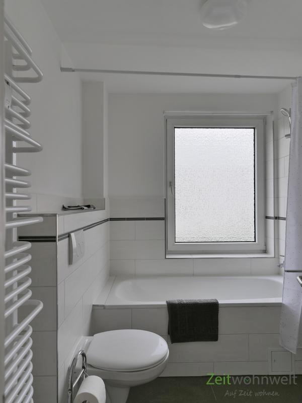 Wanne und Handtuchheizkörper