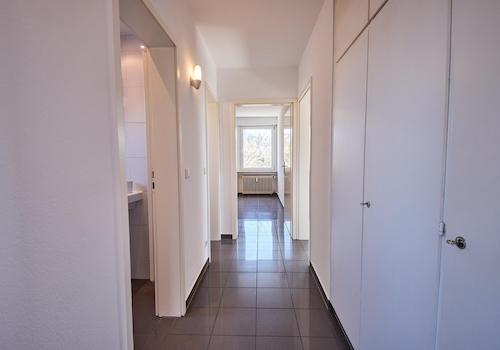 Flur mit Einbauschränken