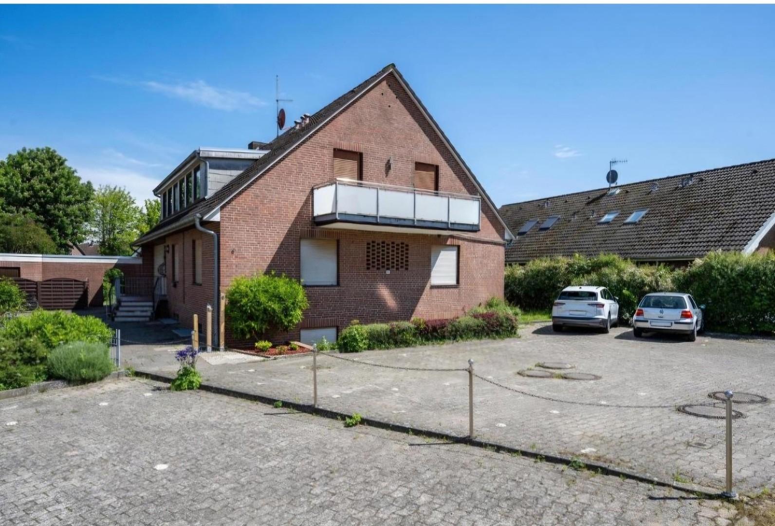 Vorderansicht mit Parkplaetzen