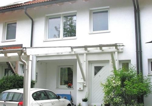 Eingangsseite mit Glascarport