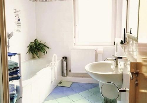 Bad m. Wanne u. Dusche