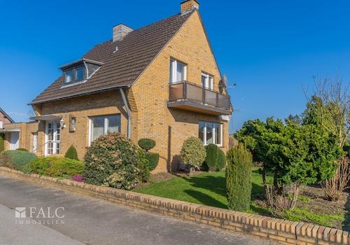 Hausfront zum Balkon