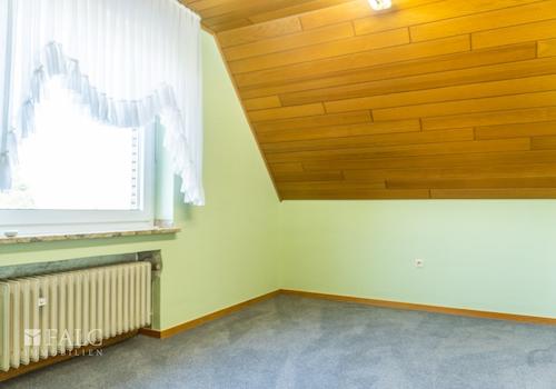 Kind 1 Blick zum Garten