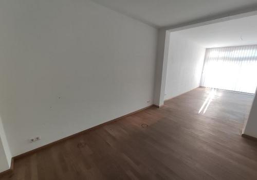 Fitnessraum mit Sportfläche Bild 1