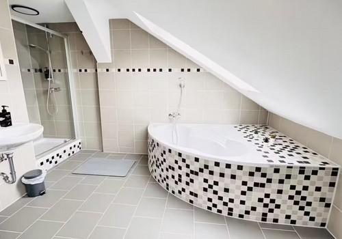 Bad mit Eckwanne & Dusche