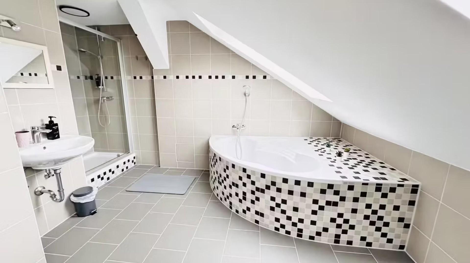 Bad mit Eckwanne & Dusche