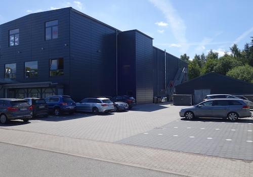 Rückseite und Parkplatz
