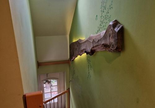 Treppe mit Dachfenster darüber