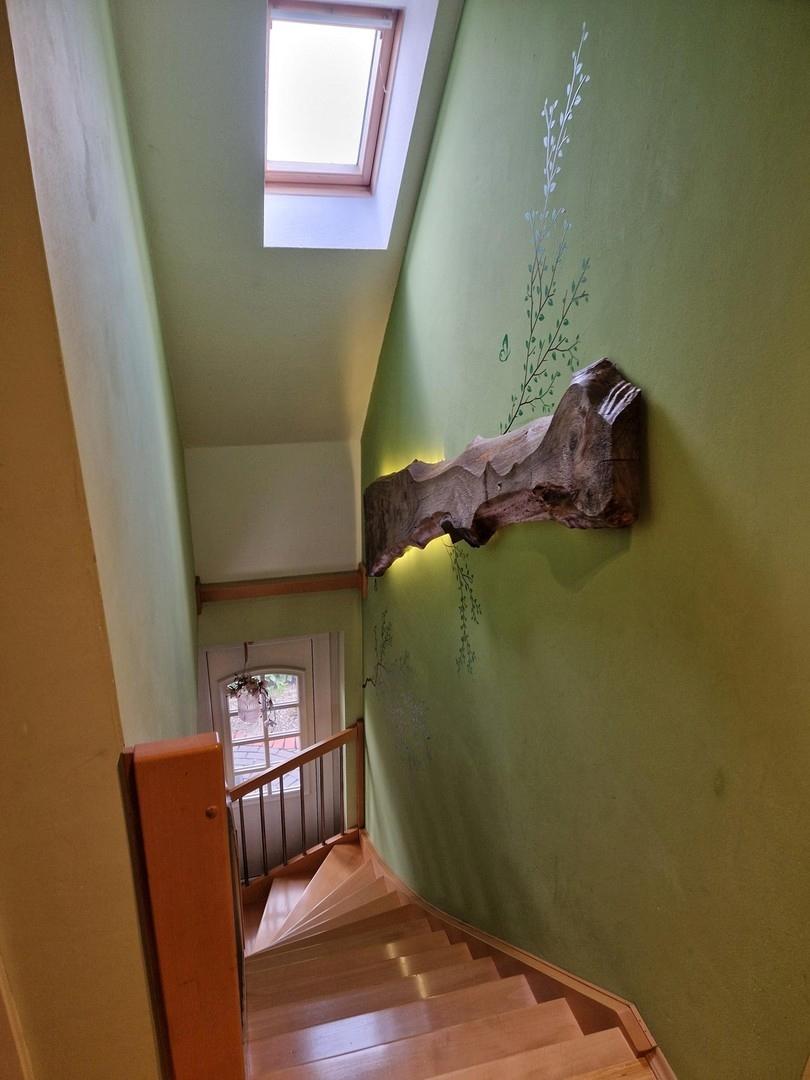 Treppe mit Dachfenster darüber