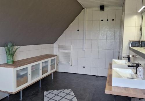 Bad mit Urinalvorrüstung