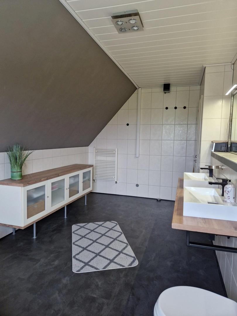 Bad mit Urinalvorrüstung