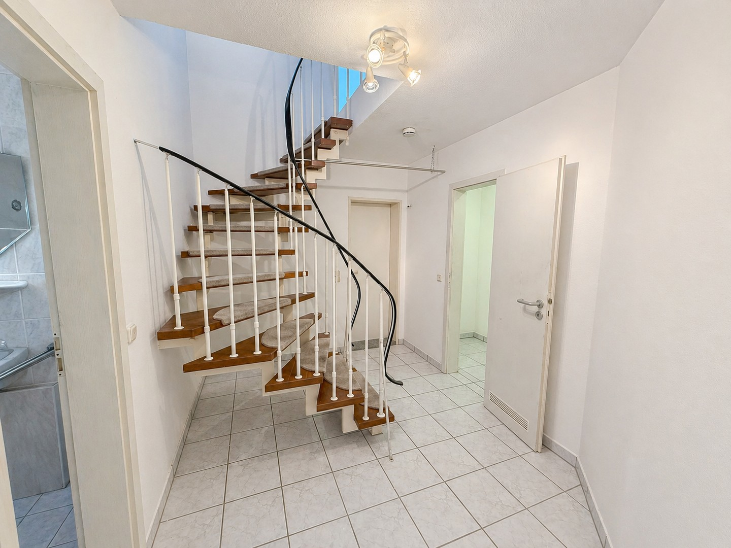 Flur und Treppe im UG