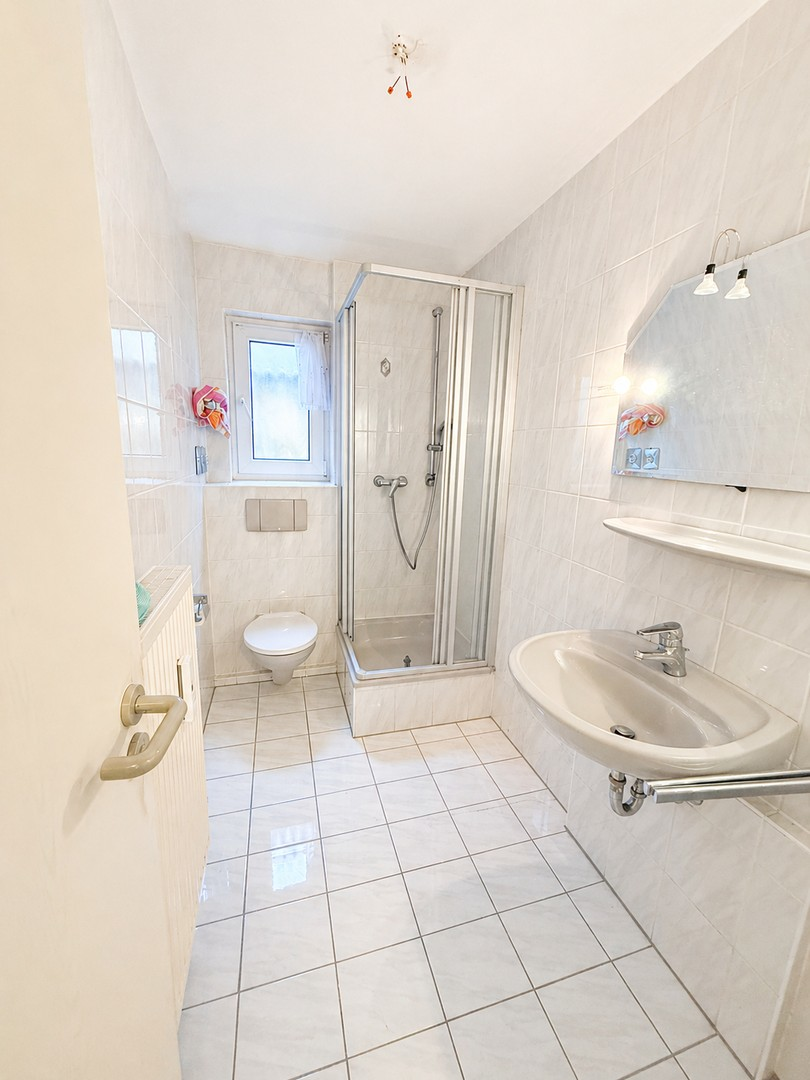 Dusche und WC im UG