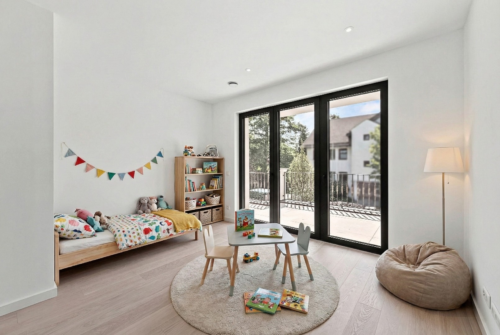 Kinderzimmer mit Balkon im OG