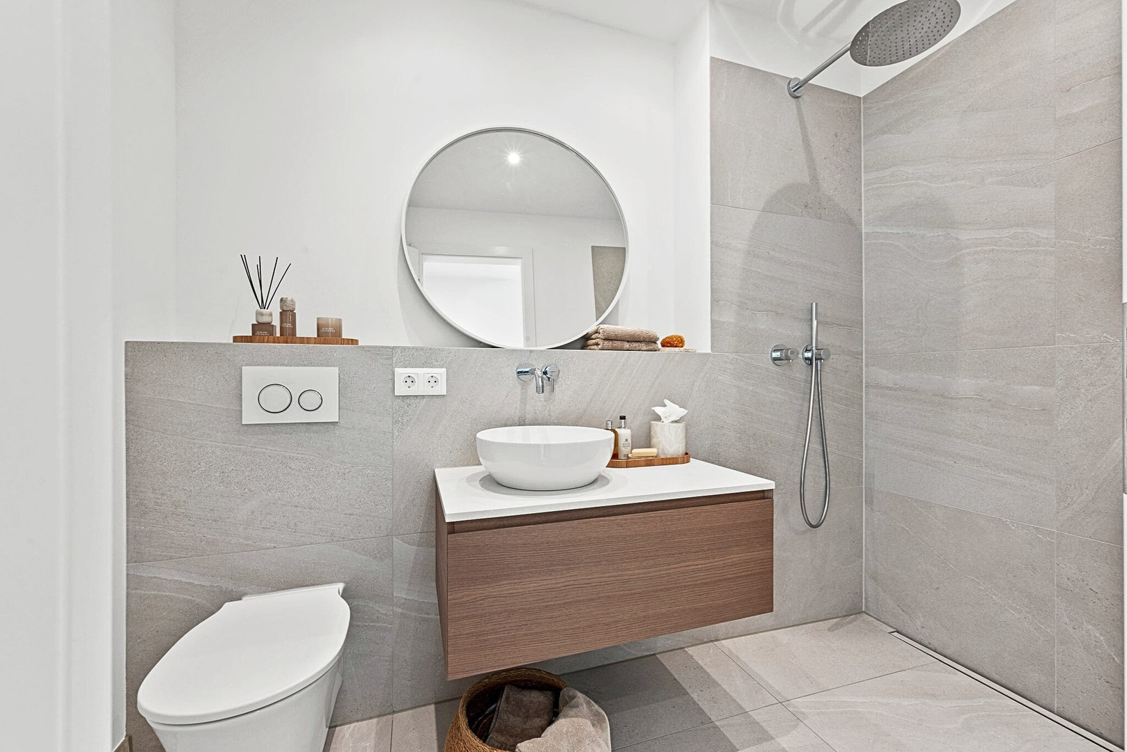 Weiteres Bad mit Dusche im OG