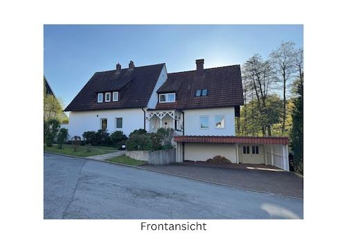 Hausansicht von der Straße aus