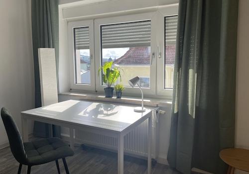 Schreibtisch vor dem Fenster