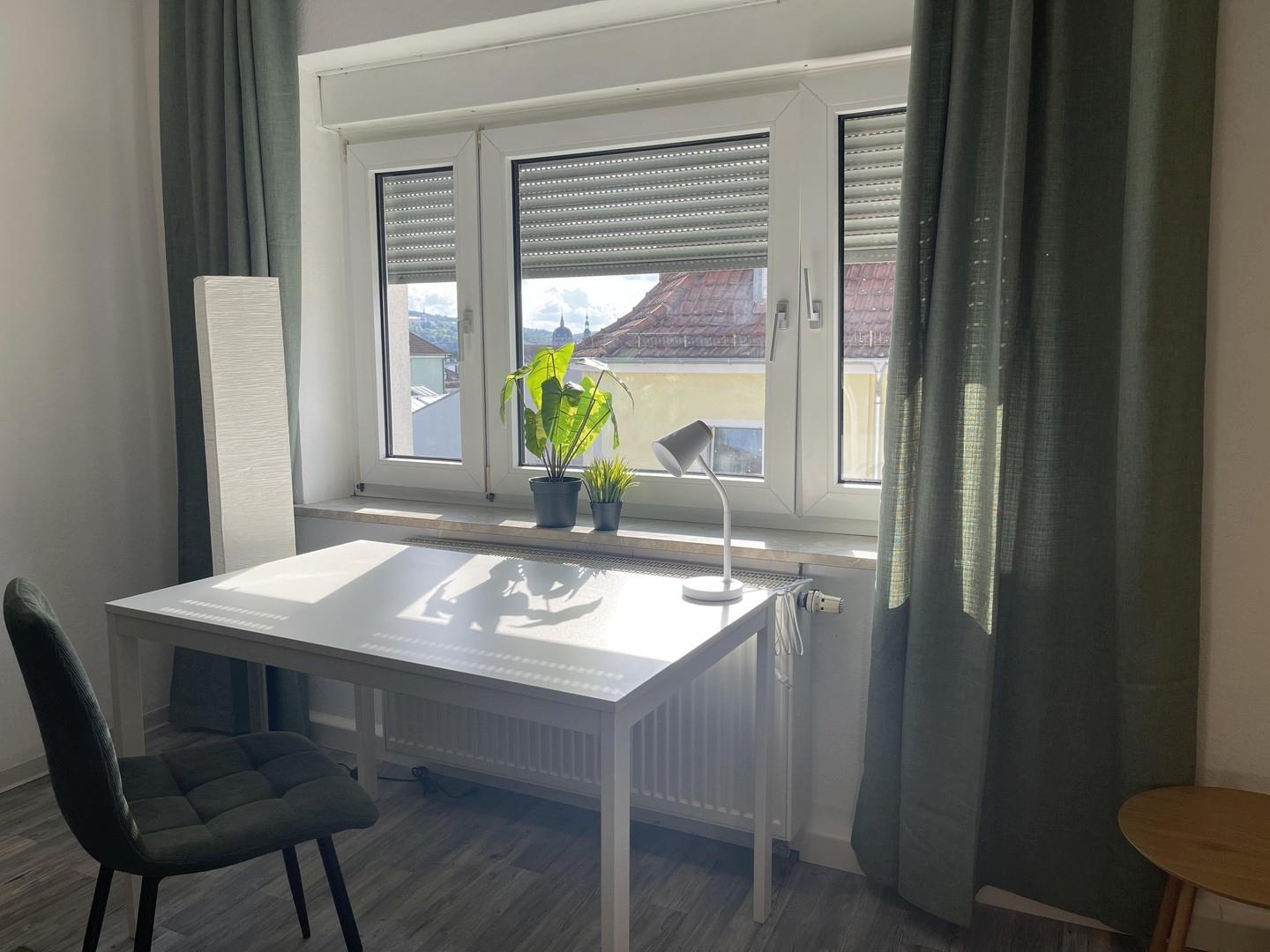 Schreibtisch vor dem Fenster