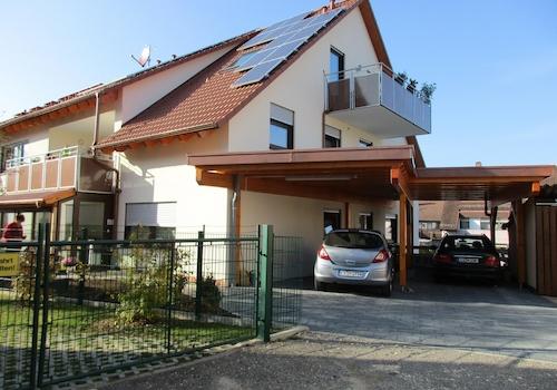 Südansicht mit Carport
