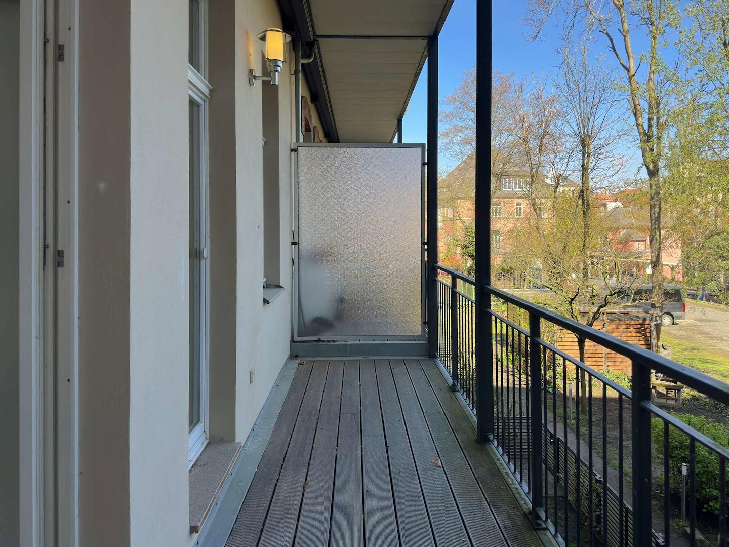 hofseitiger Balkon
