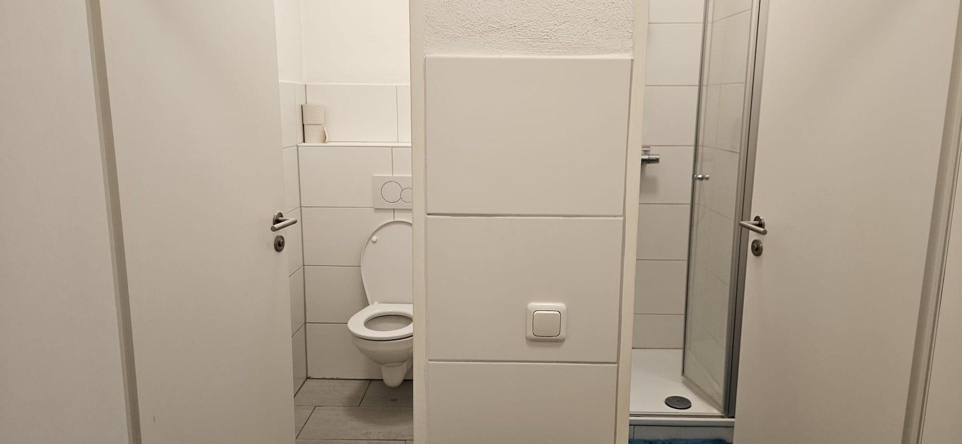 Toilette + Dusche