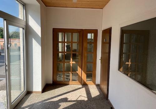 vom linken Hauseingang zum Saal  West
