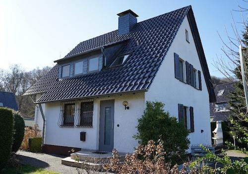 Rückseite mit Haustüre