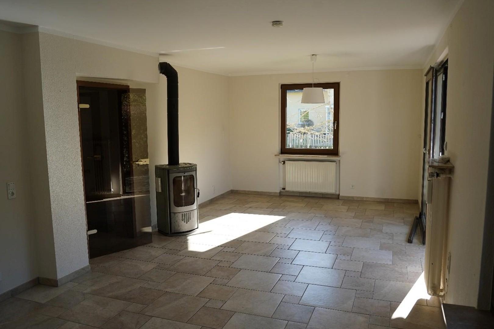 Wohnzimmer (Sicht zur Strasse)