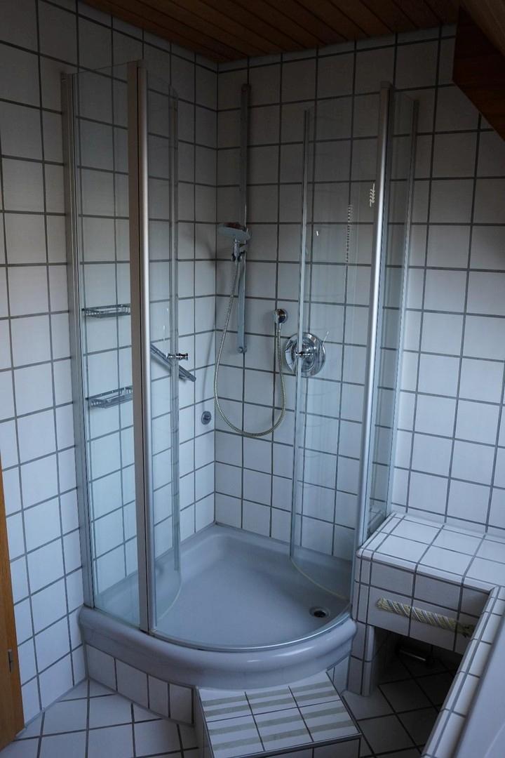 Dusche im Badezimmer