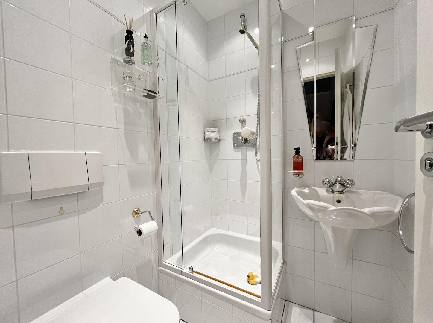 Gäste-WC mit Dusche